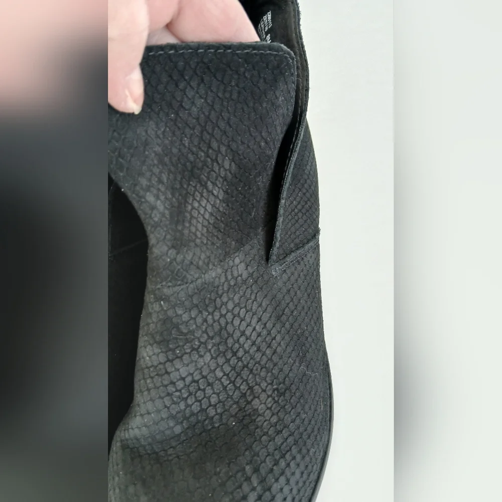 Me Too Black Textured Block Heel Booties – Size 8M – NWOT
